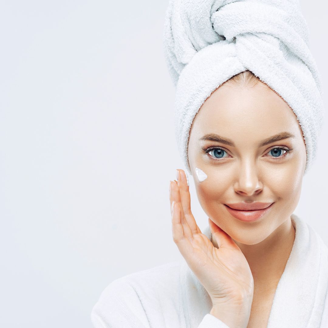 Жена с сияйна кожа – представяне на подмладяващи пептиди