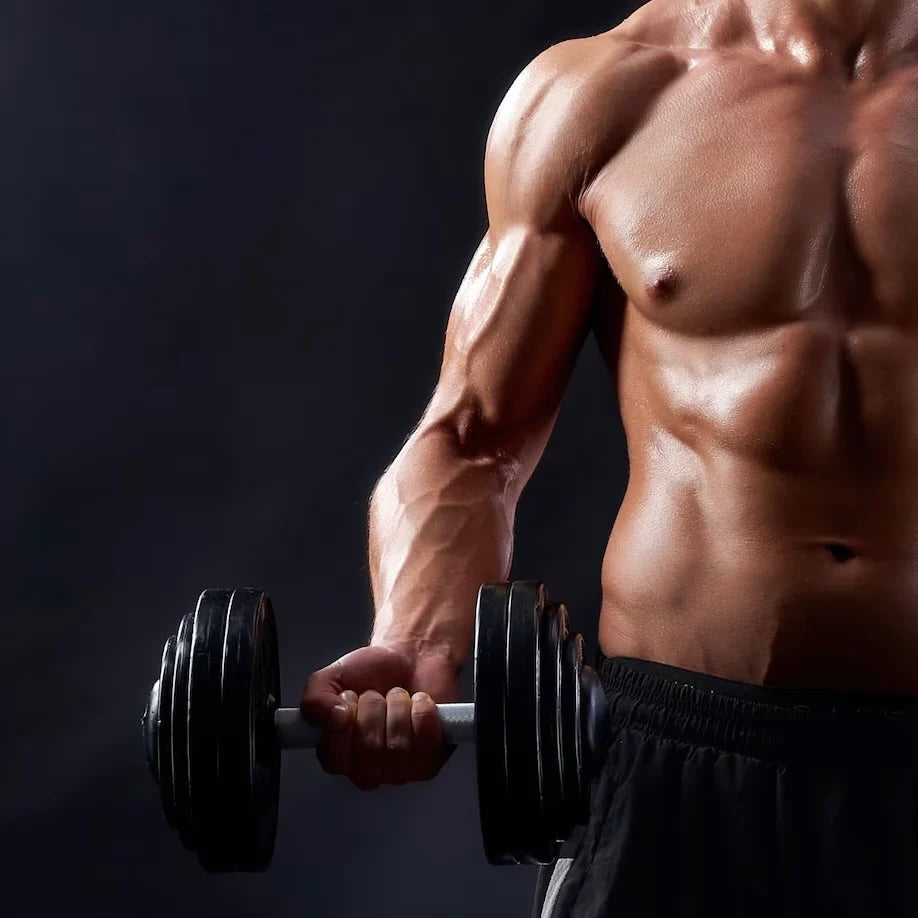 Атлетичен мъж с подчертани мускули, илюстриращ пептиди за спортни цели